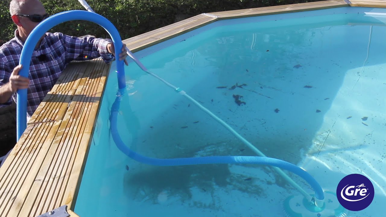 Limpieza de piscina con aspiradora manual