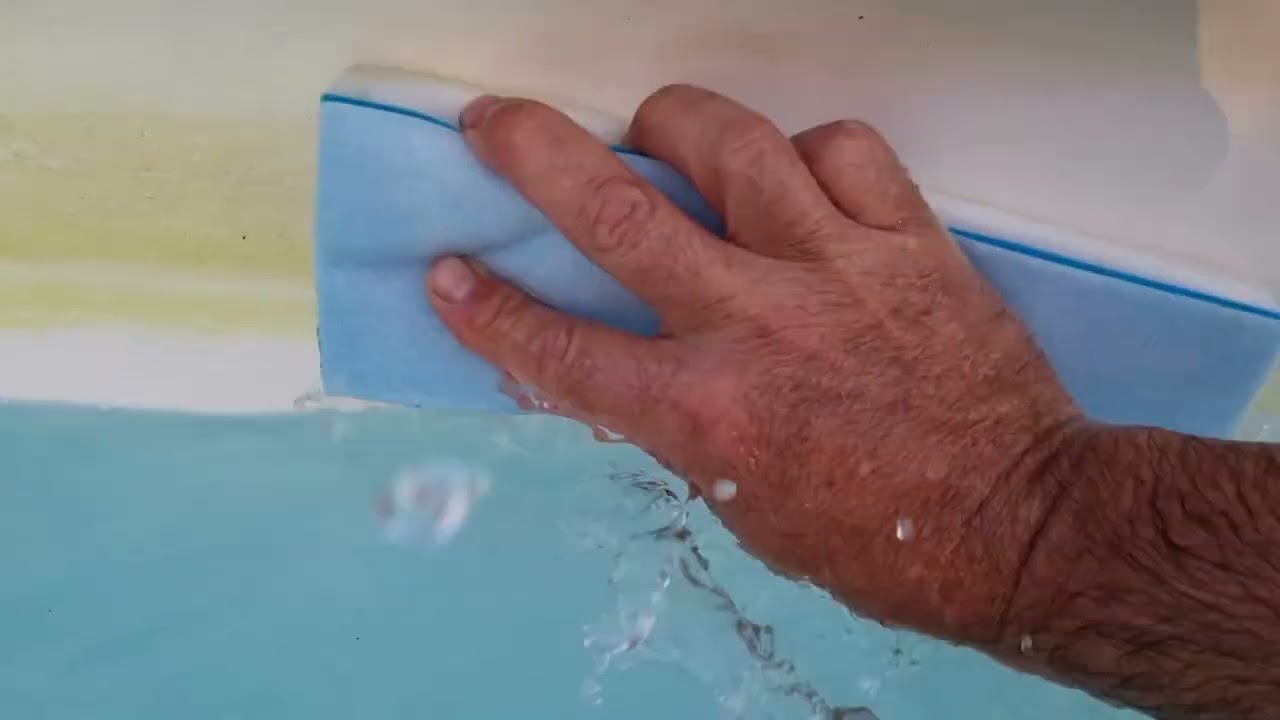 Cómo limpiar el borde de una piscina con grasa