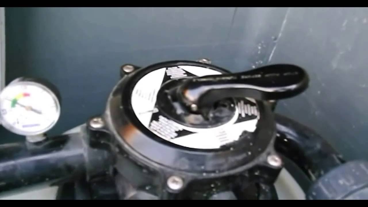 Cómo limpiar el filtro de arena de una piscina