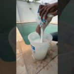 Mantenimiento de piscinas con sistemas de riego cercanos