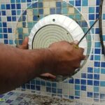 Mantenimiento del sistema de iluminación subacuático en piscinas