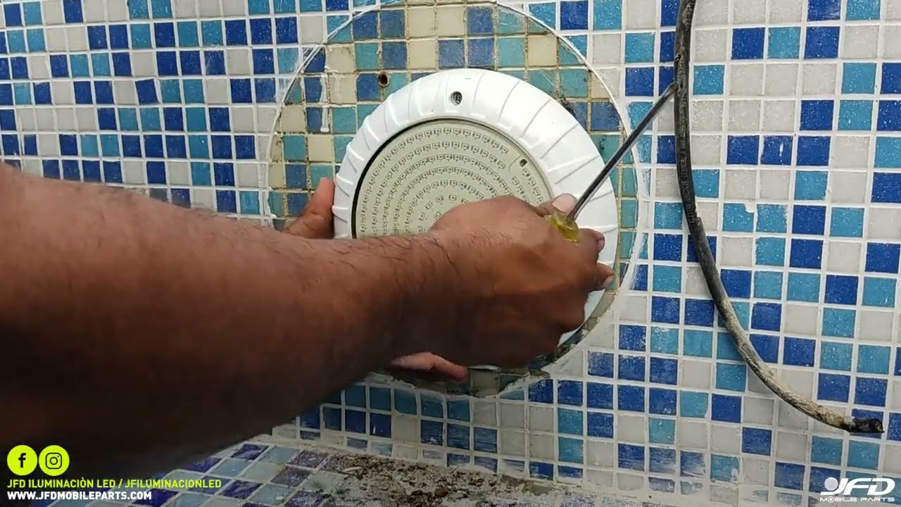 Mantenimiento del sistema de iluminación subacuático en piscinas